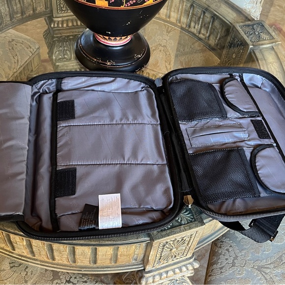 Kenneth Cole Black Mini Laptop Cushioned Bag 14” X 10.75” - Picture 7 of 10